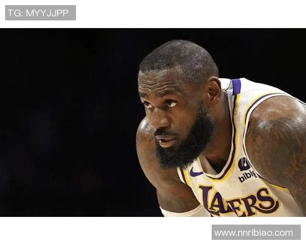 詹姆斯突破妙传 里夫斯三分应声入网