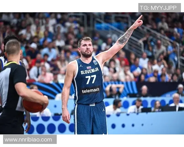 东契奇半场制导 詹姆斯快下劈扣得手