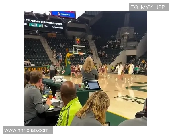 NCAA常规赛-邓雨婷替补出场15分钟 6投3中得到9分3板