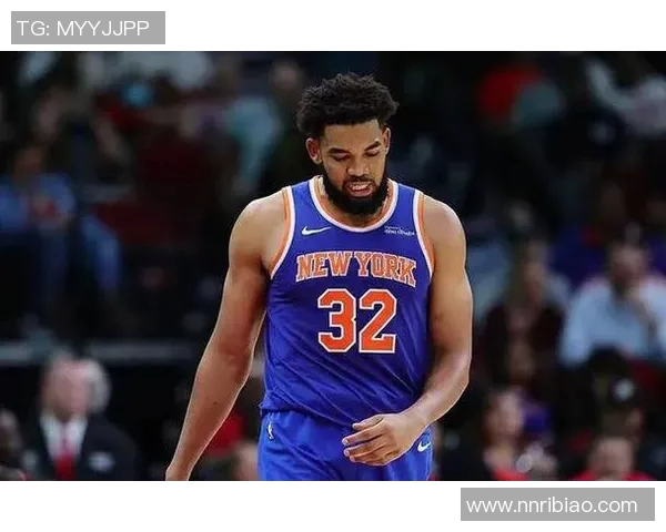 尼克斯官方晒照：戴上斯塔德迈尔同款眼镜出战的唐斯