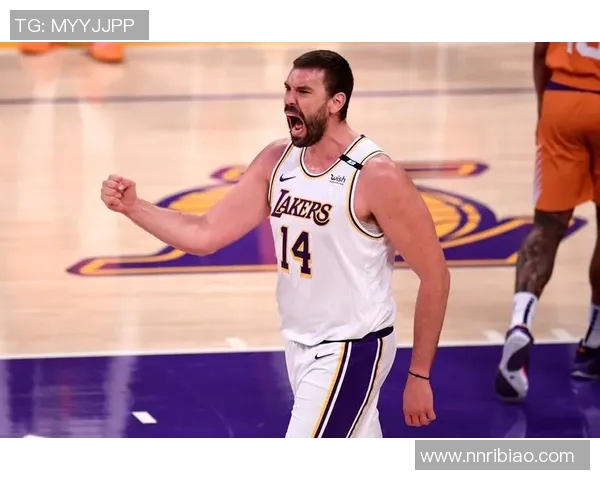 尴尬了！有球迷在机场碰到祖巴茨 却将其误认为小加索尔